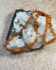 Borostyán nyaklánc, splitter szemekből